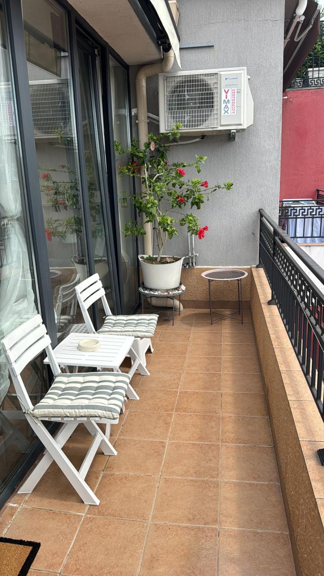 Downtown Central Apartment With Working Kitchen, City Views & Free Parking Kazanlŭk Esterno foto