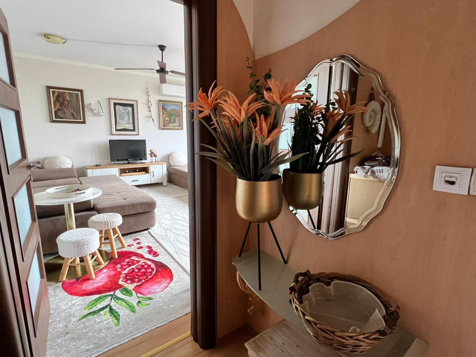 Downtown Central Apartment With Working Kitchen, City Views & Free Parking Kazanlŭk Esterno foto