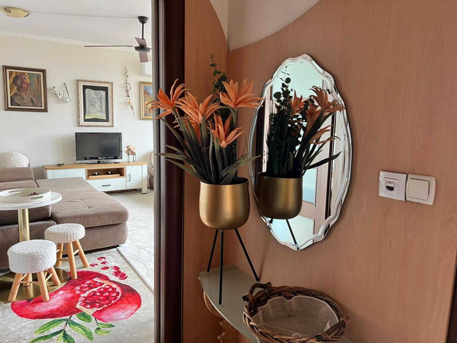Downtown Central Apartment With Working Kitchen, City Views & Free Parking Kazanlŭk Esterno foto