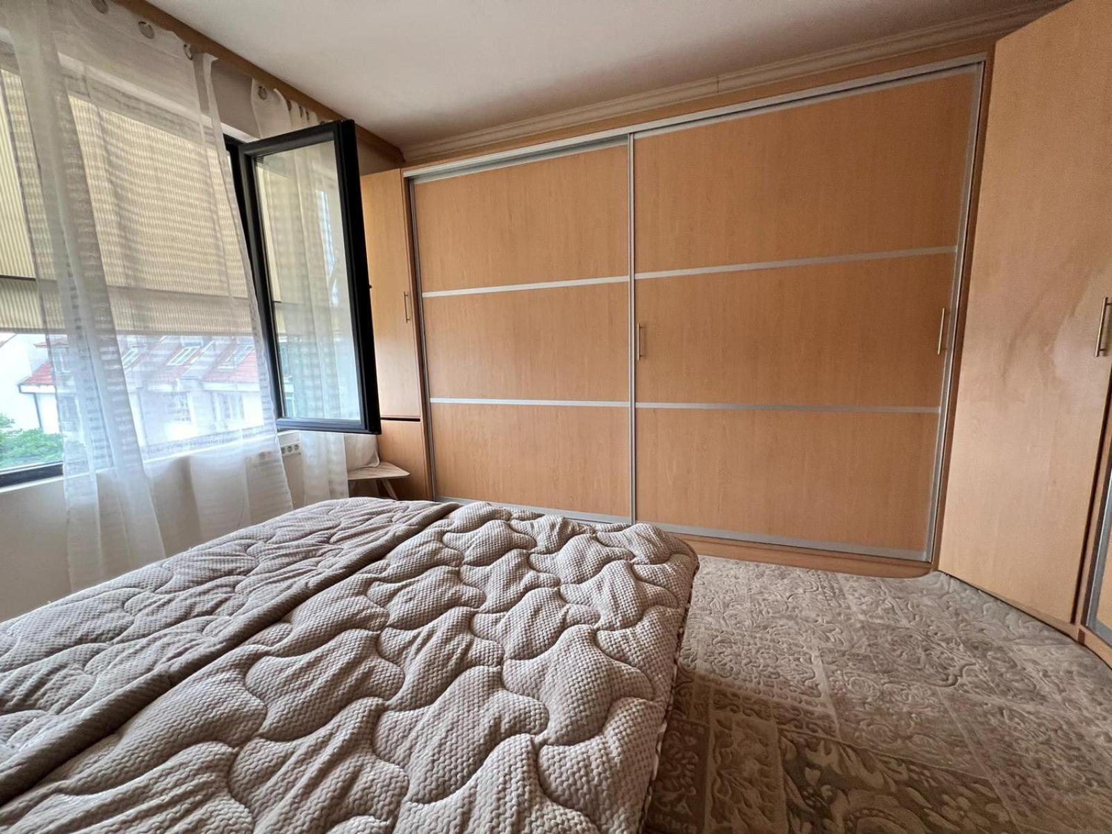 Downtown Central Apartment With Working Kitchen, City Views & Free Parking Kazanlŭk Esterno foto