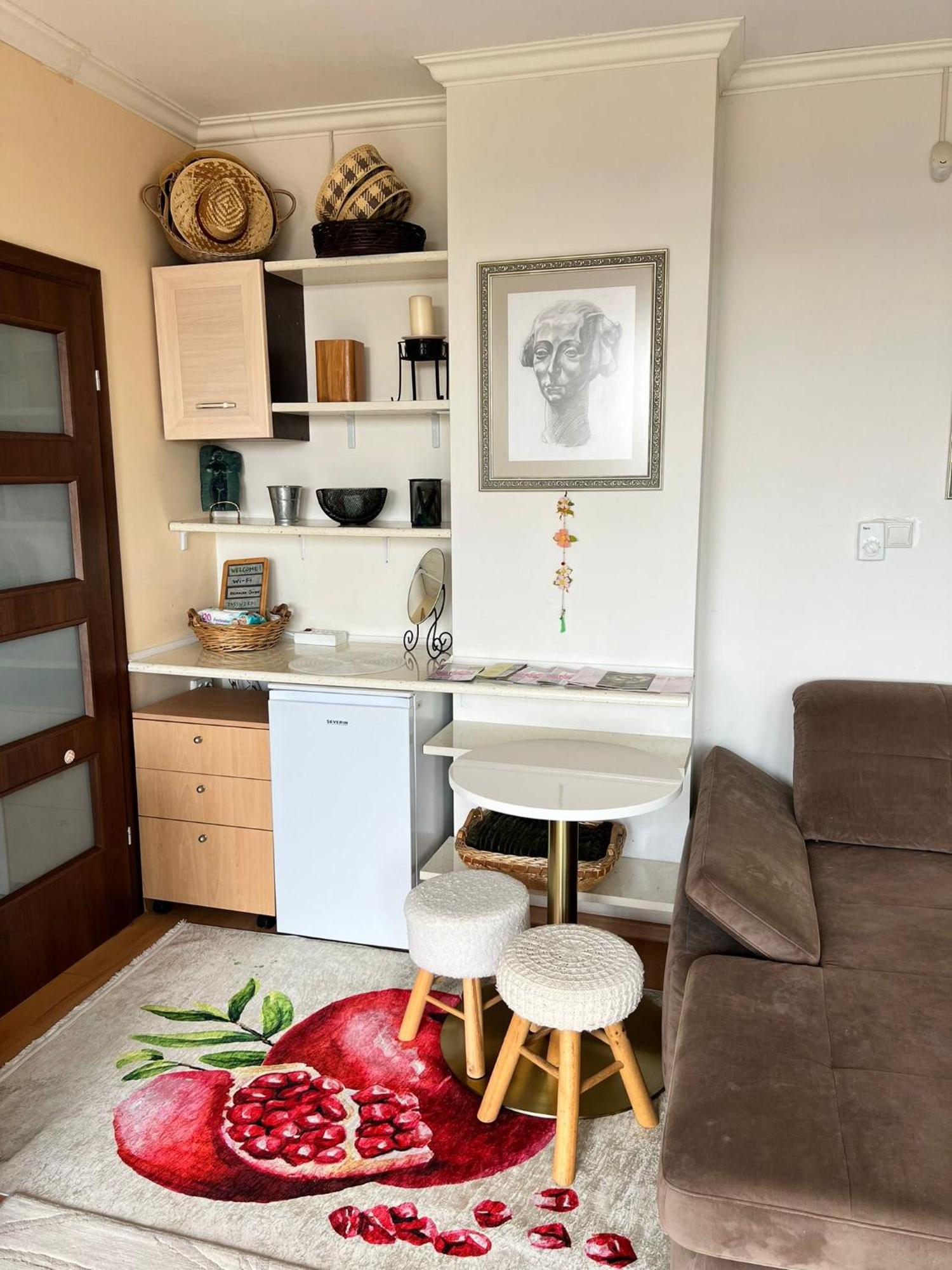 Downtown Central Apartment With Working Kitchen, City Views & Free Parking Kazanlŭk Esterno foto