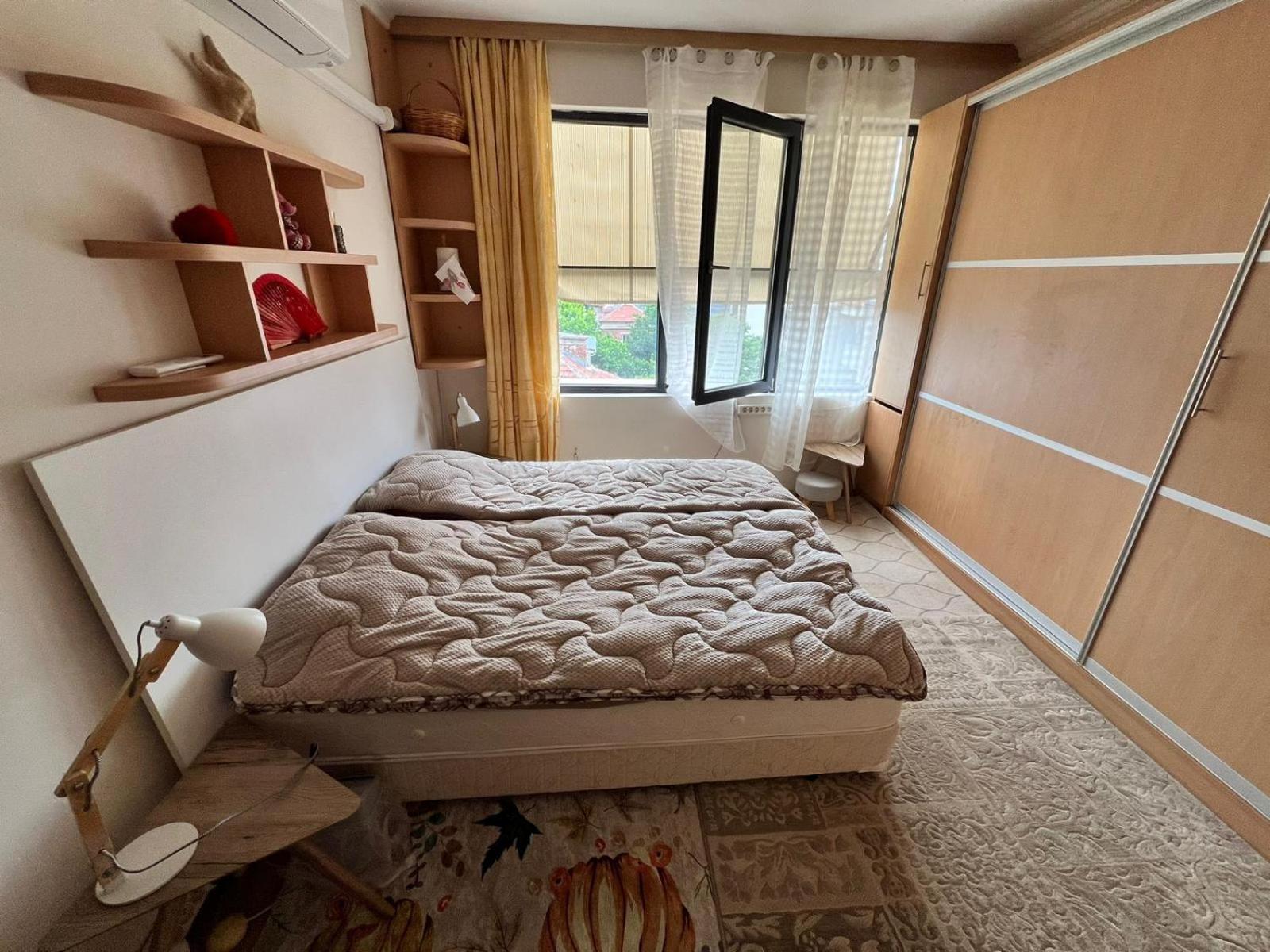 Downtown Central Apartment With Working Kitchen, City Views & Free Parking Kazanlŭk Esterno foto