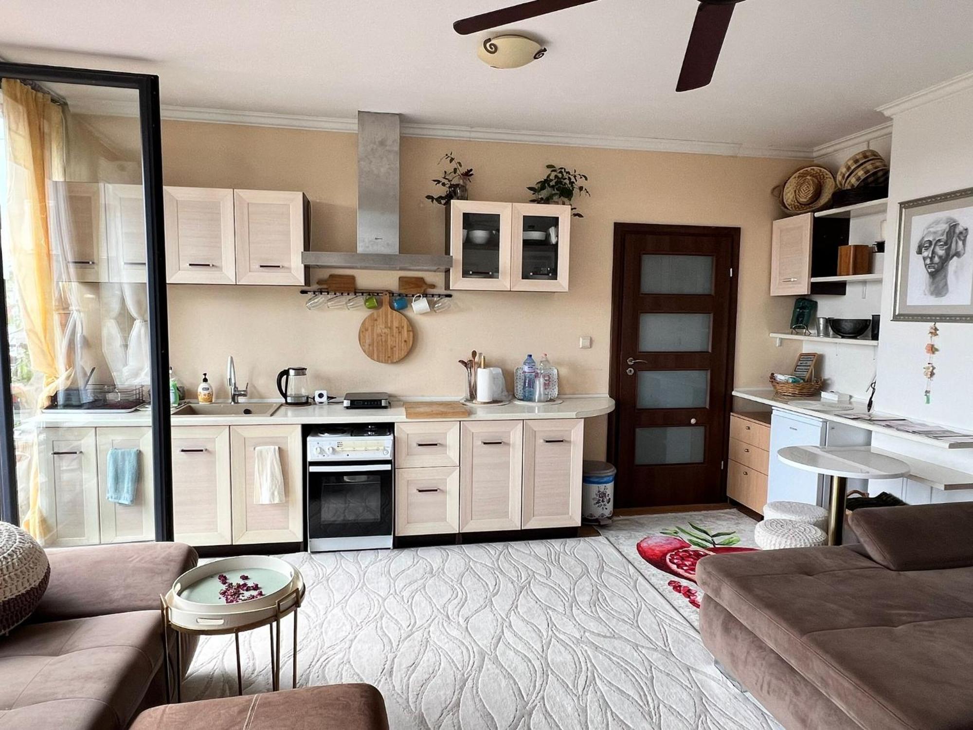 Downtown Central Apartment With Working Kitchen, City Views & Free Parking Kazanlŭk Esterno foto