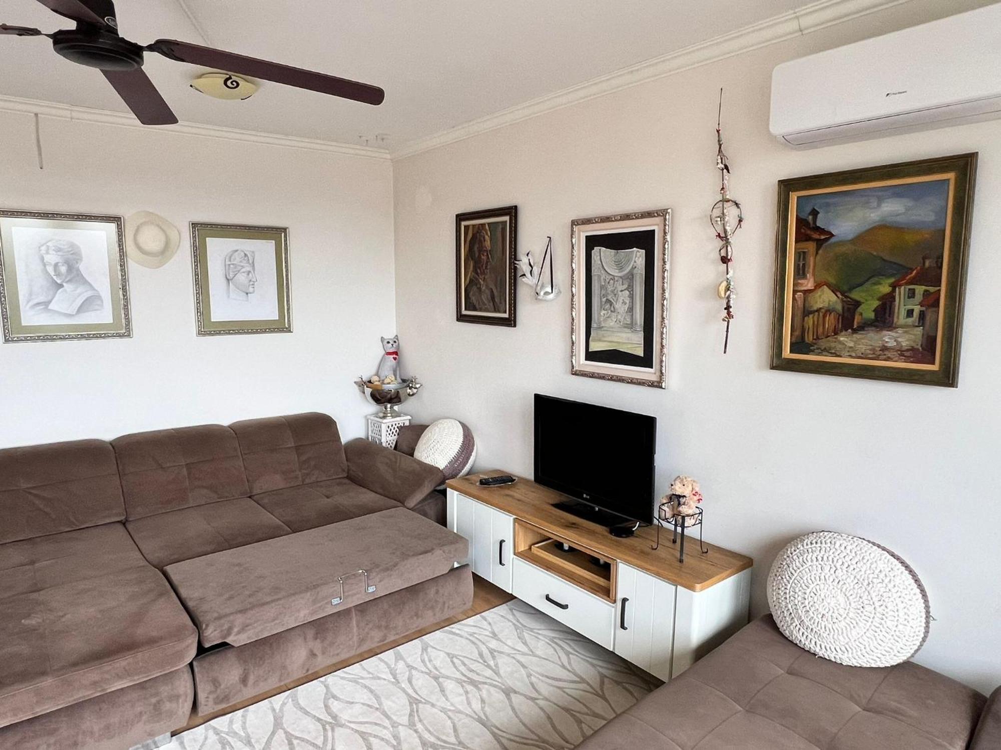 Downtown Central Apartment With Working Kitchen, City Views & Free Parking Kazanlŭk Esterno foto