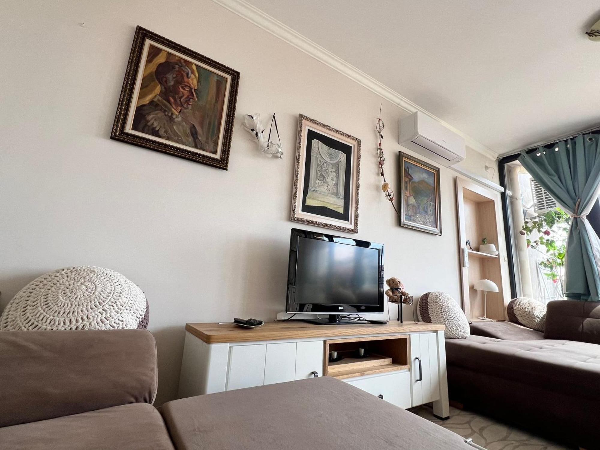 Downtown Central Apartment With Working Kitchen, City Views & Free Parking Kazanlŭk Esterno foto
