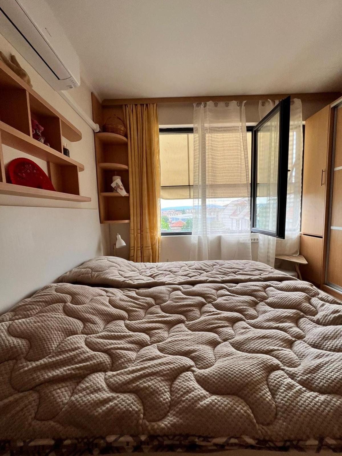 Downtown Central Apartment With Working Kitchen, City Views & Free Parking Kazanlŭk Esterno foto