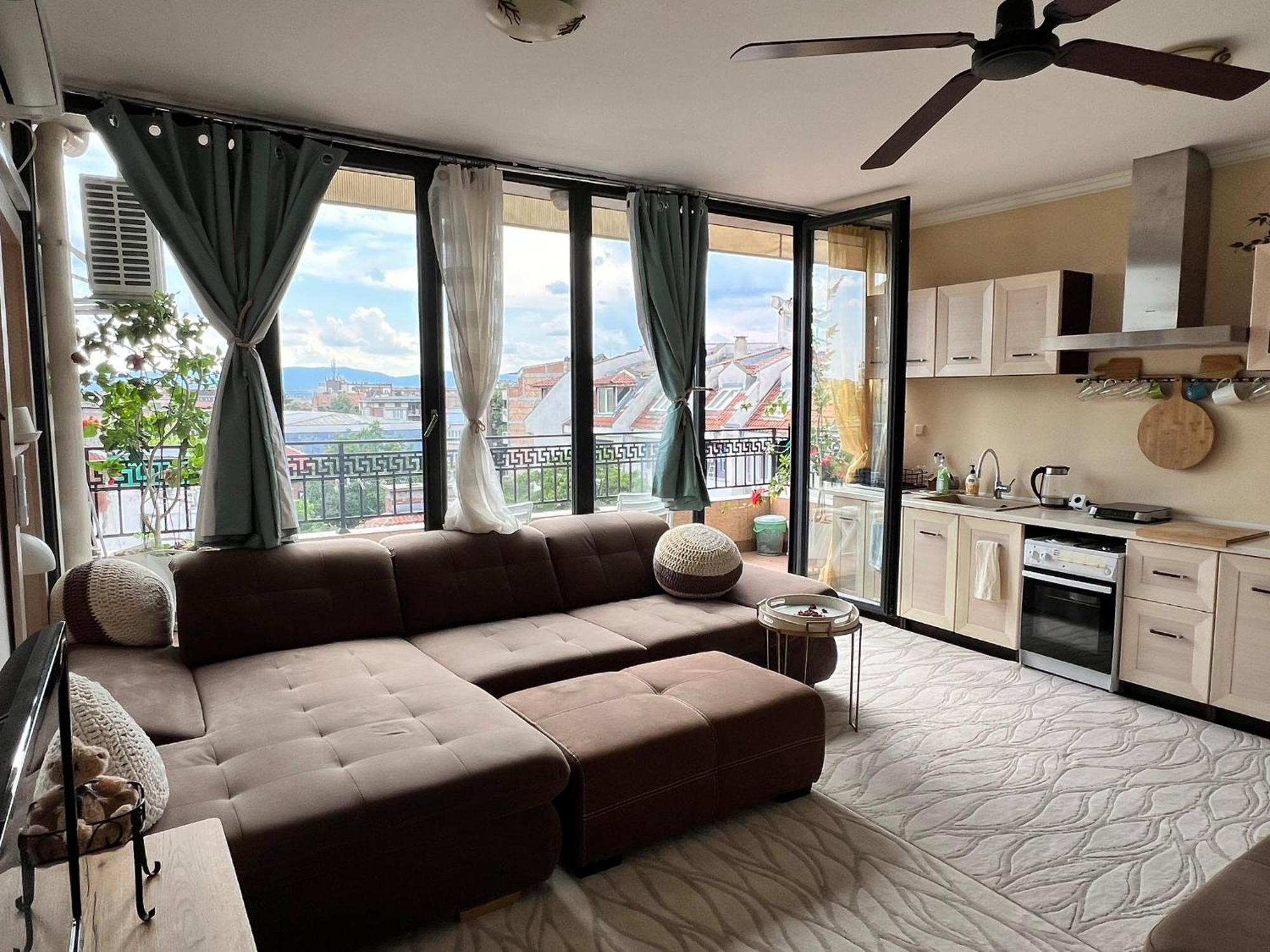 Downtown Central Apartment With Working Kitchen, City Views & Free Parking Kazanlŭk Esterno foto