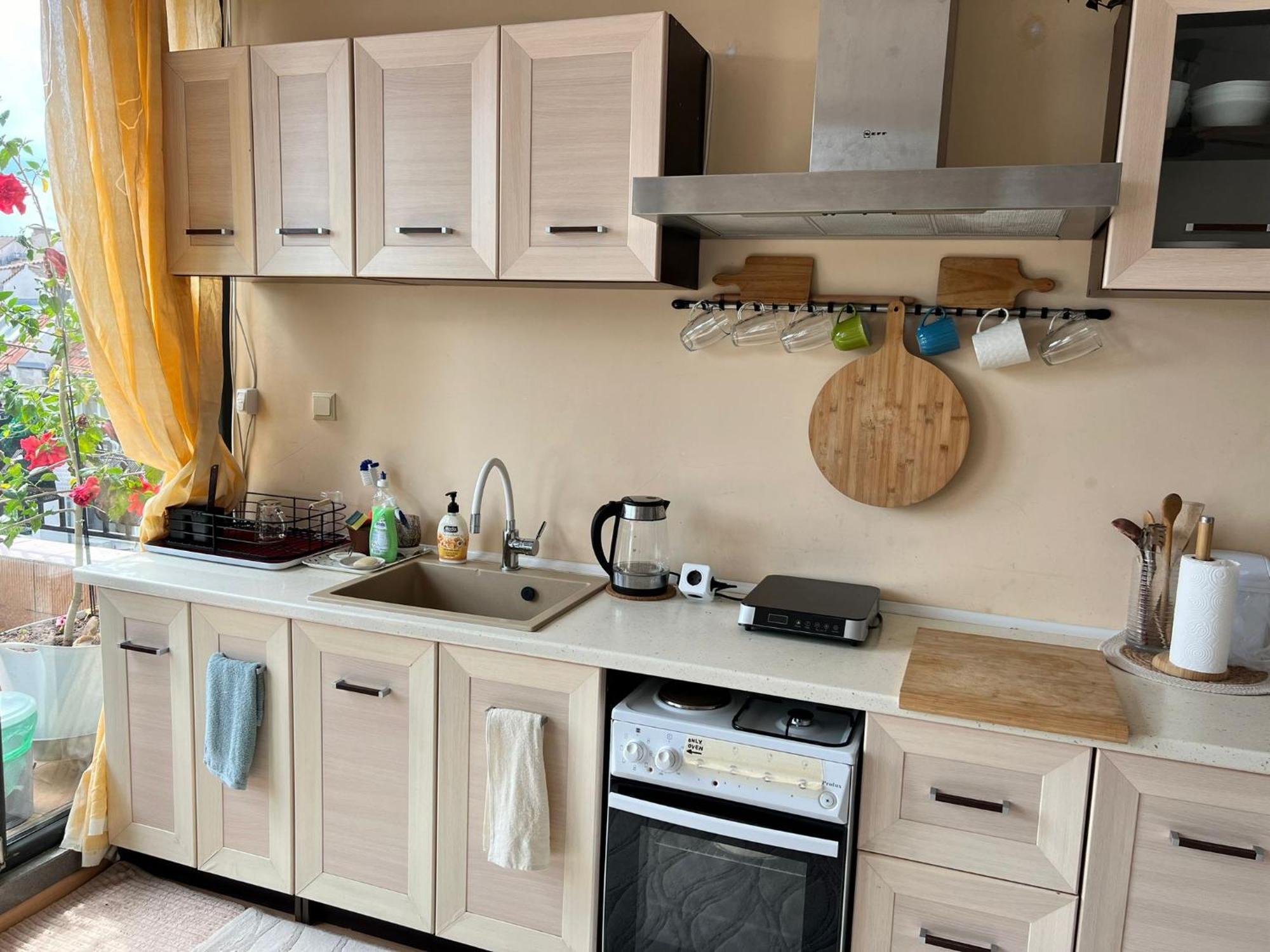 Downtown Central Apartment With Working Kitchen, City Views & Free Parking Kazanlŭk Esterno foto