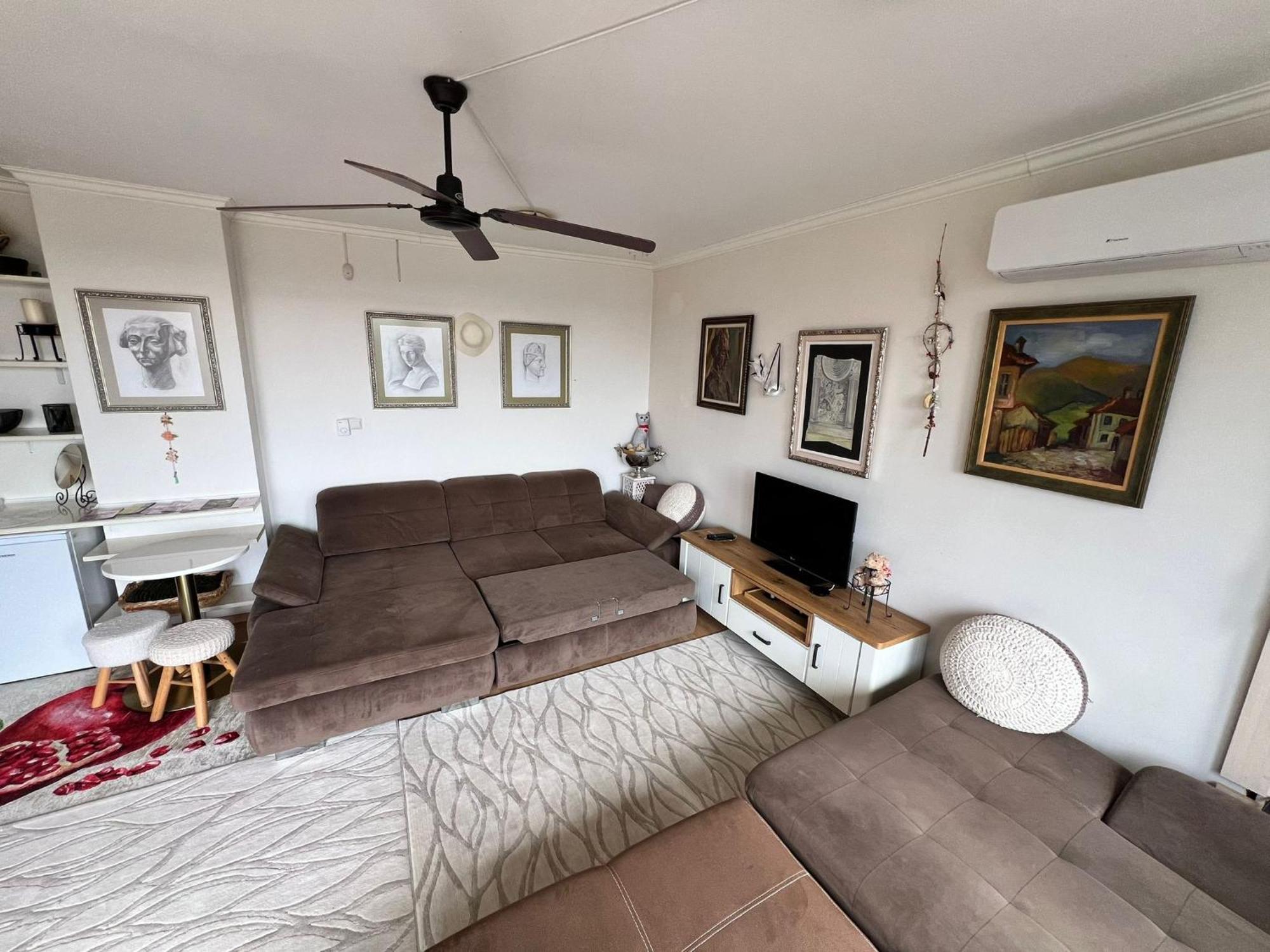Downtown Central Apartment With Working Kitchen, City Views & Free Parking Kazanlŭk Esterno foto