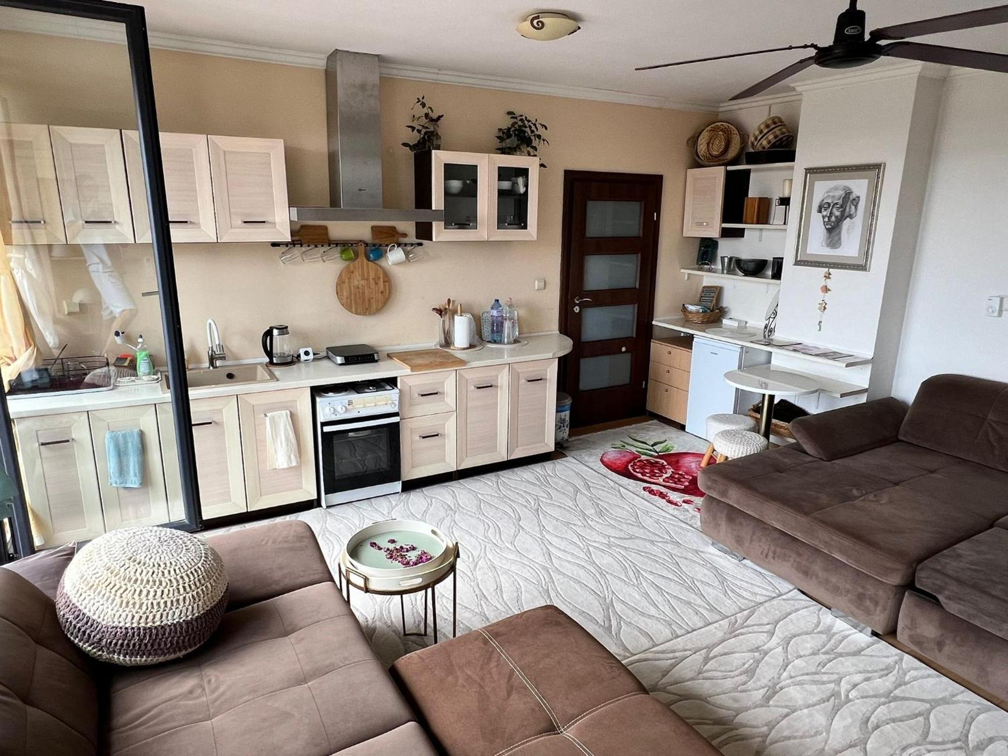 Downtown Central Apartment With Working Kitchen, City Views & Free Parking Kazanlŭk Esterno foto