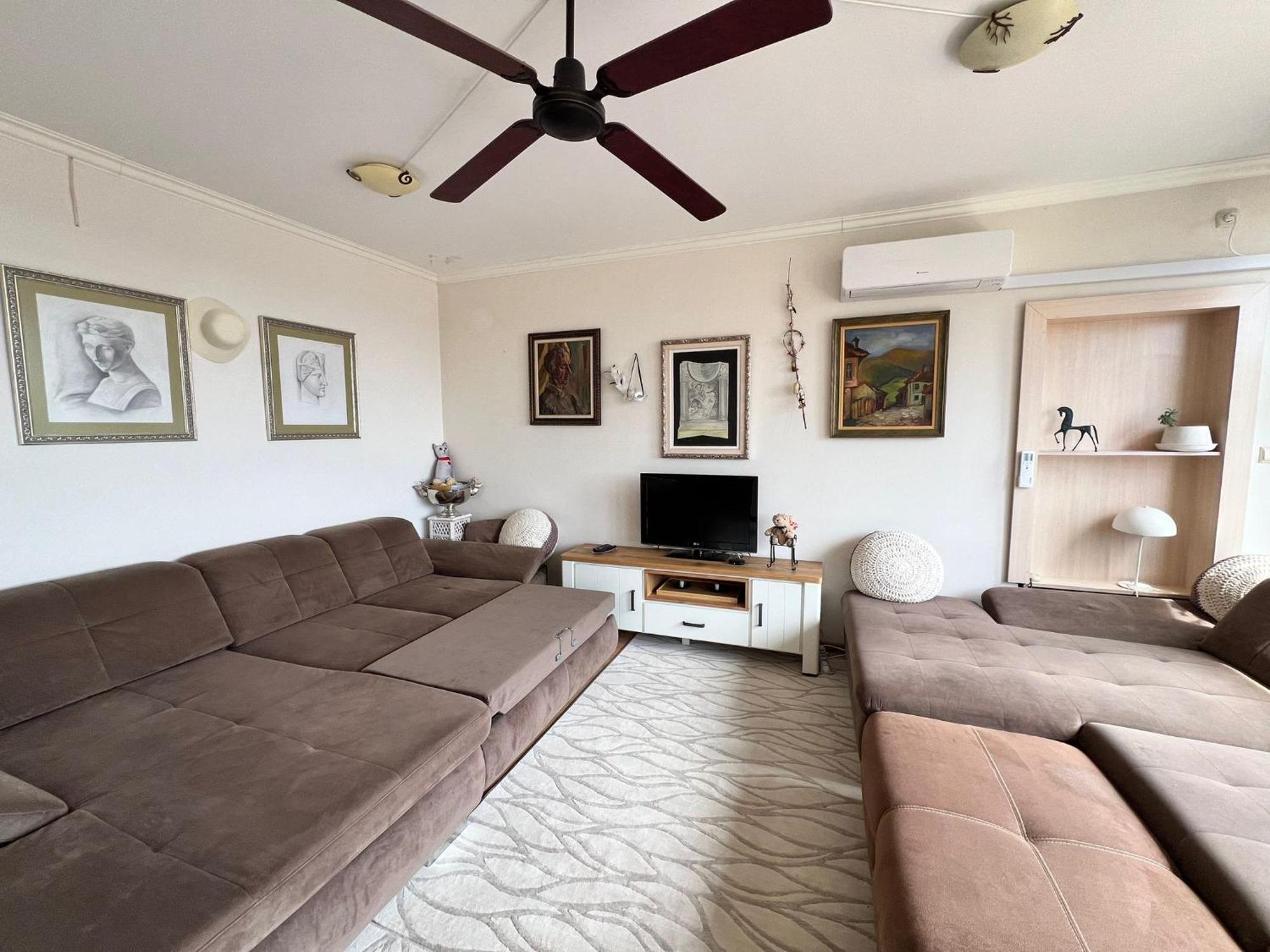 Downtown Central Apartment With Working Kitchen, City Views & Free Parking Kazanlŭk Esterno foto