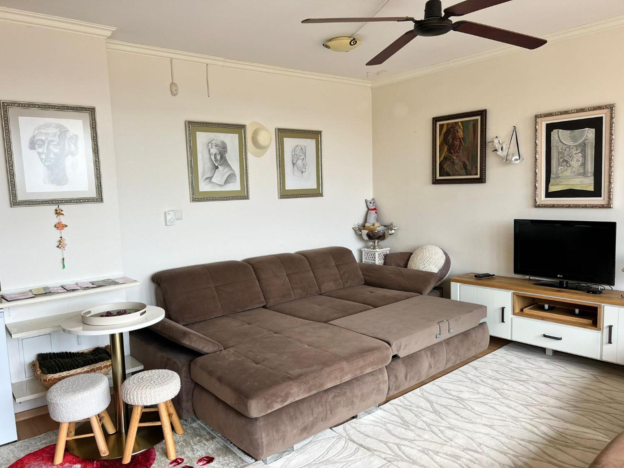 Downtown Central Apartment With Working Kitchen, City Views & Free Parking Kazanlŭk Esterno foto