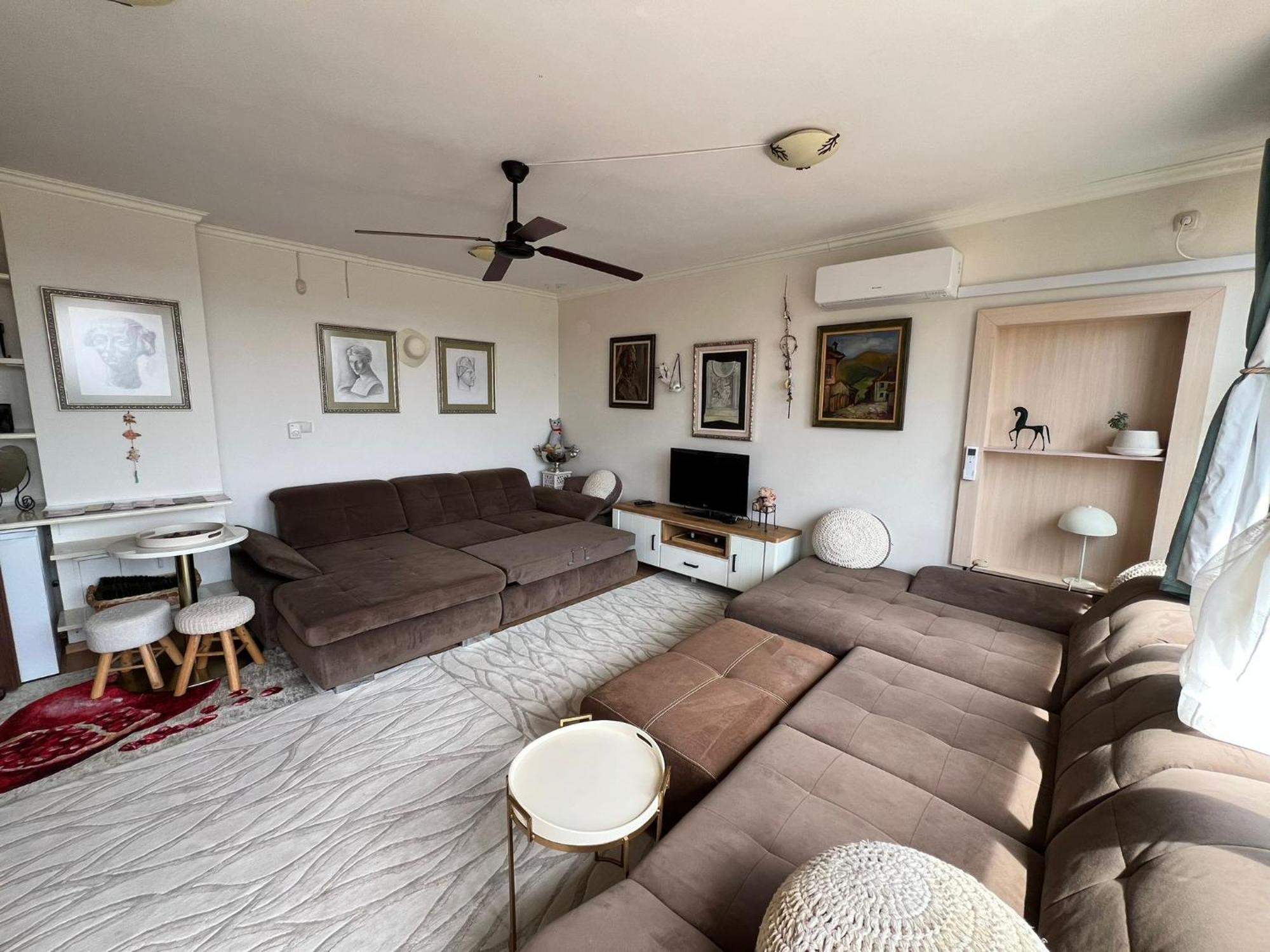 Downtown Central Apartment With Working Kitchen, City Views & Free Parking Kazanlŭk Esterno foto