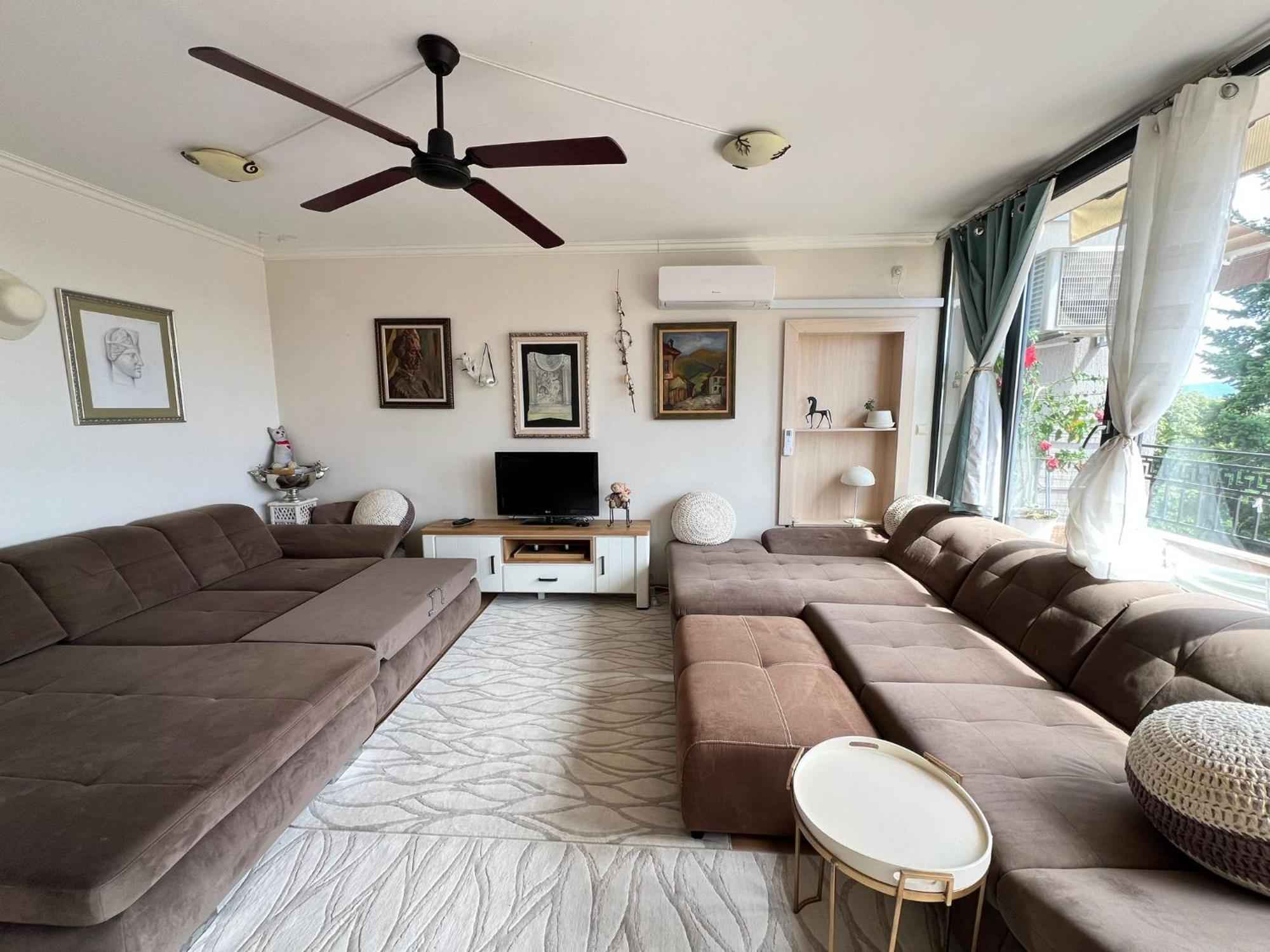 Downtown Central Apartment With Working Kitchen, City Views & Free Parking Kazanlŭk Esterno foto