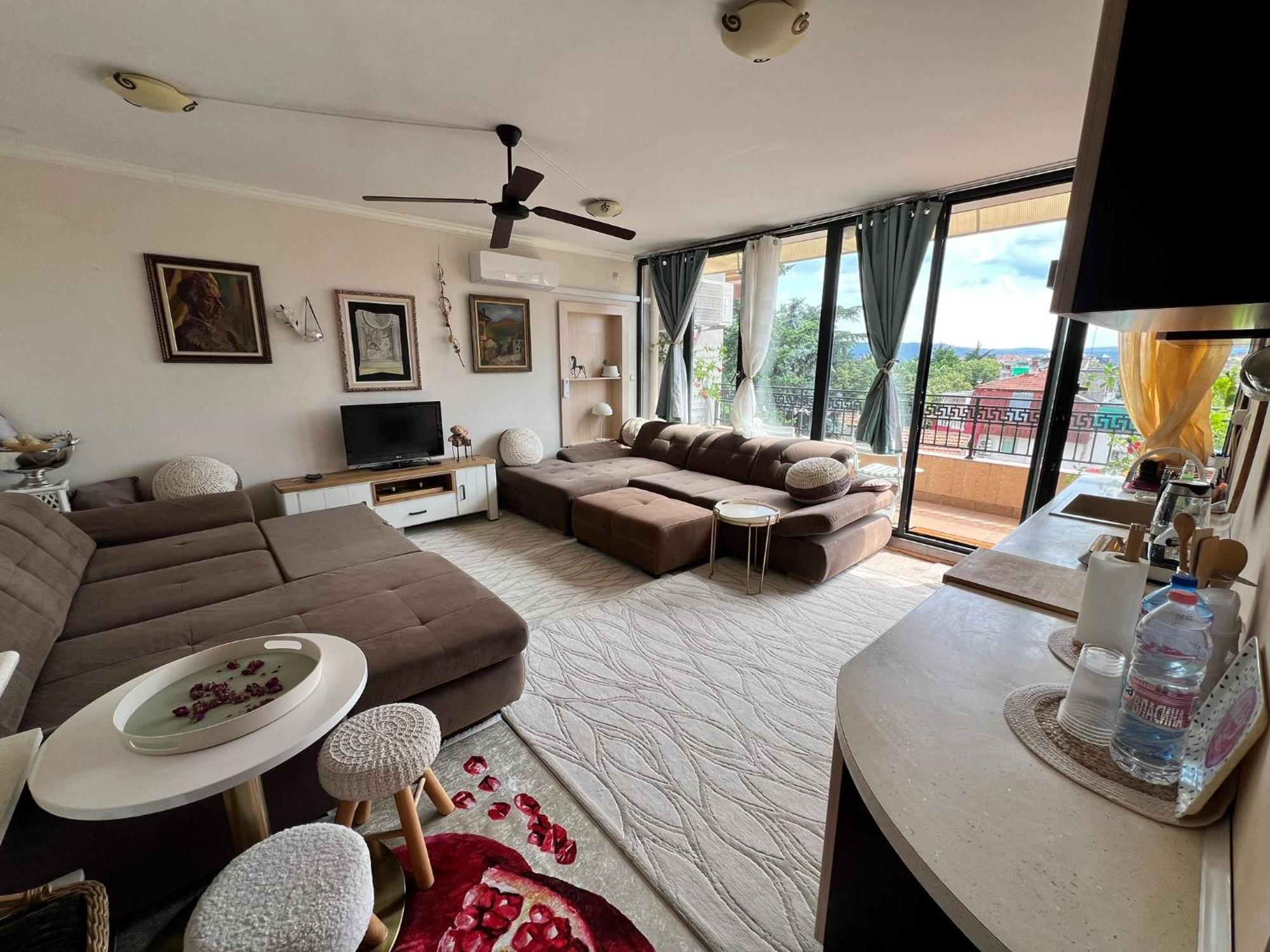 Downtown Central Apartment With Working Kitchen, City Views & Free Parking Kazanlŭk Esterno foto