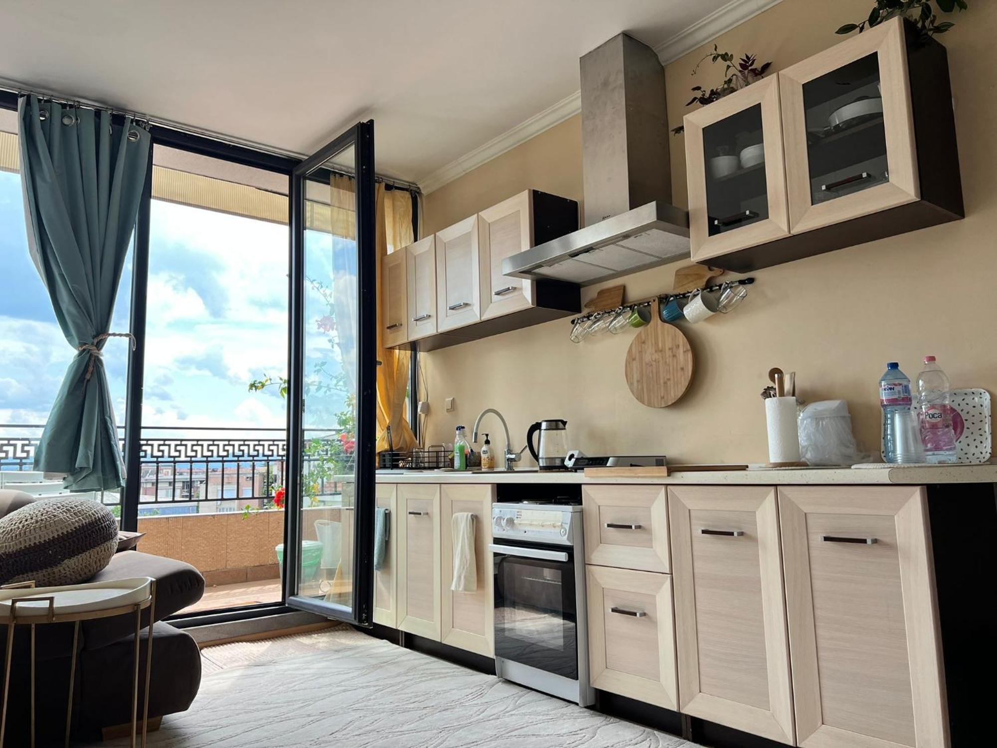 Downtown Central Apartment With Working Kitchen, City Views & Free Parking Kazanlŭk Esterno foto