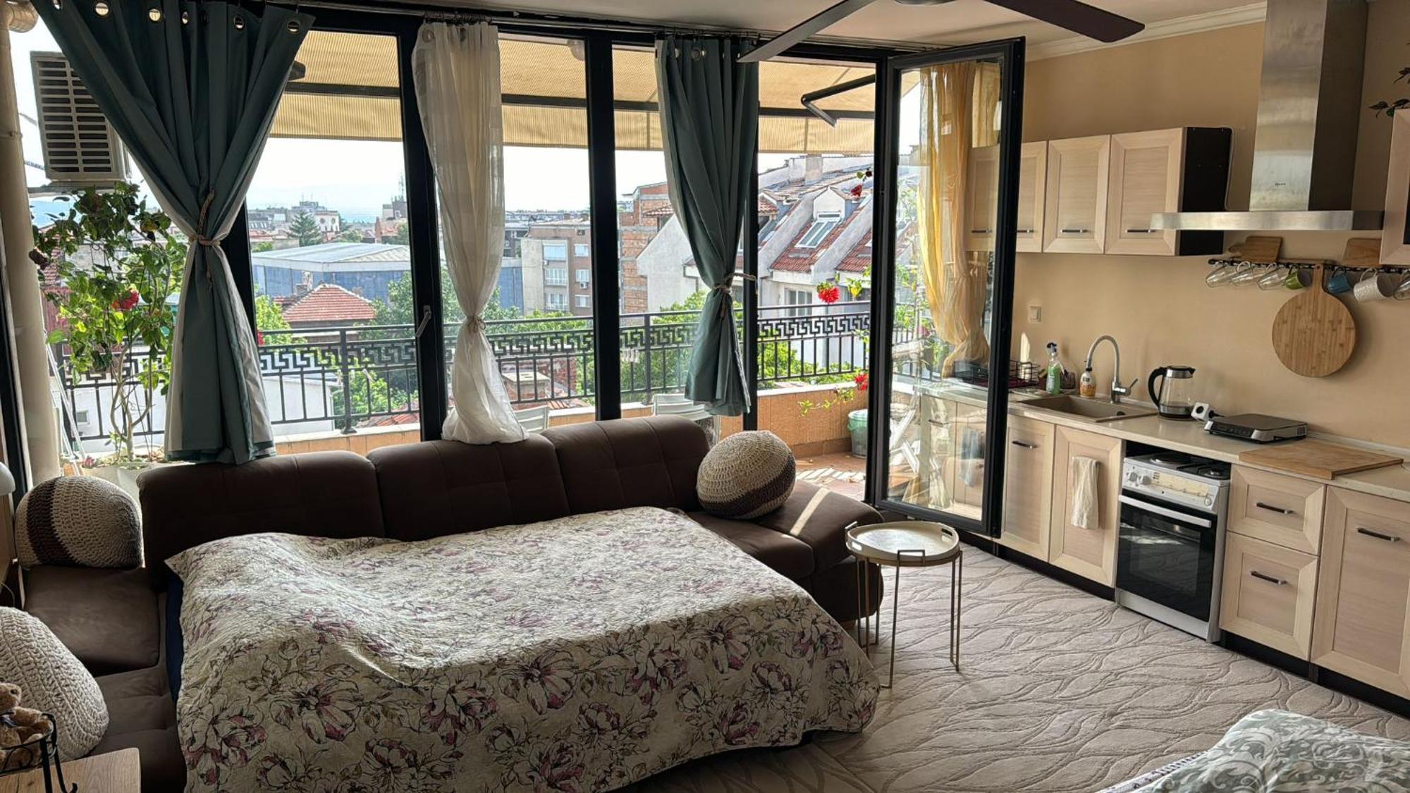 Downtown Central Apartment With Working Kitchen, City Views & Free Parking Kazanlŭk Esterno foto