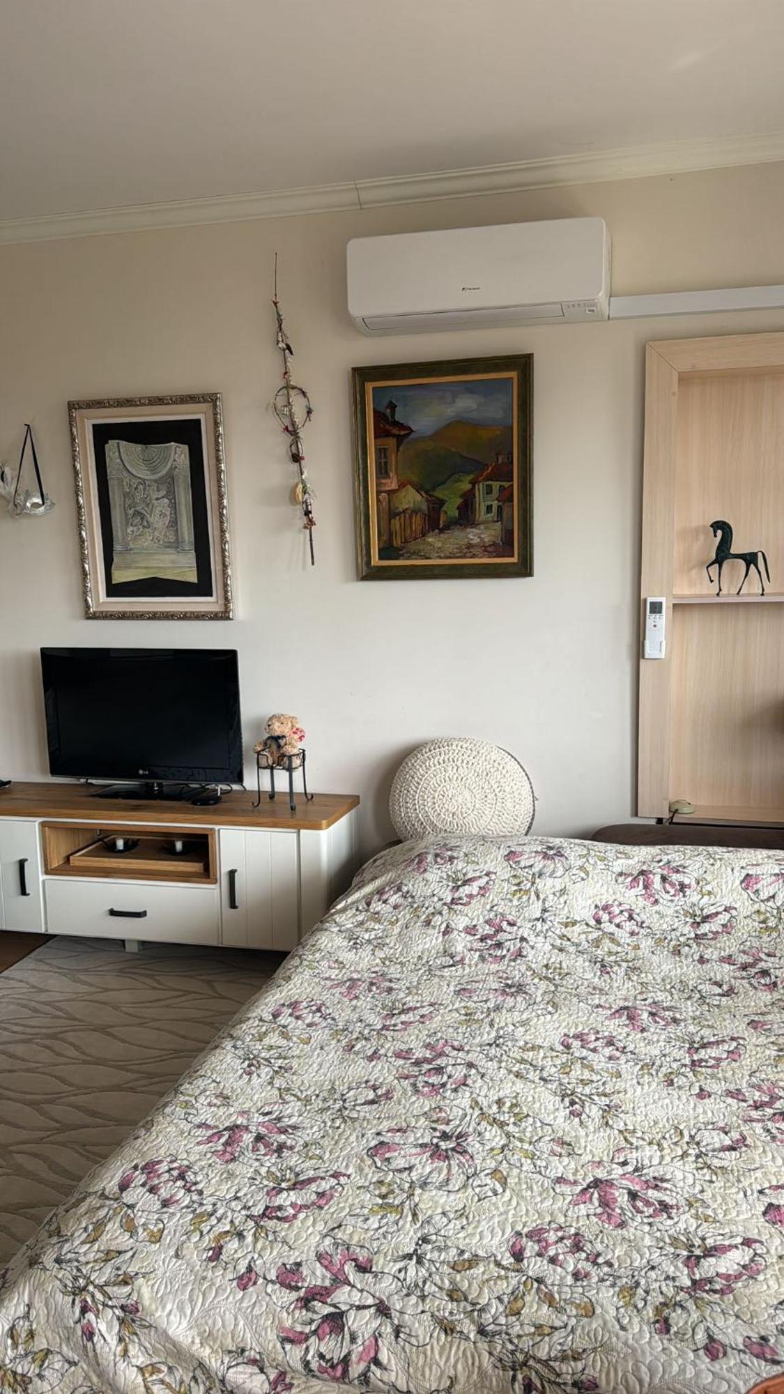 Downtown Central Apartment With Working Kitchen, City Views & Free Parking Kazanlŭk Esterno foto