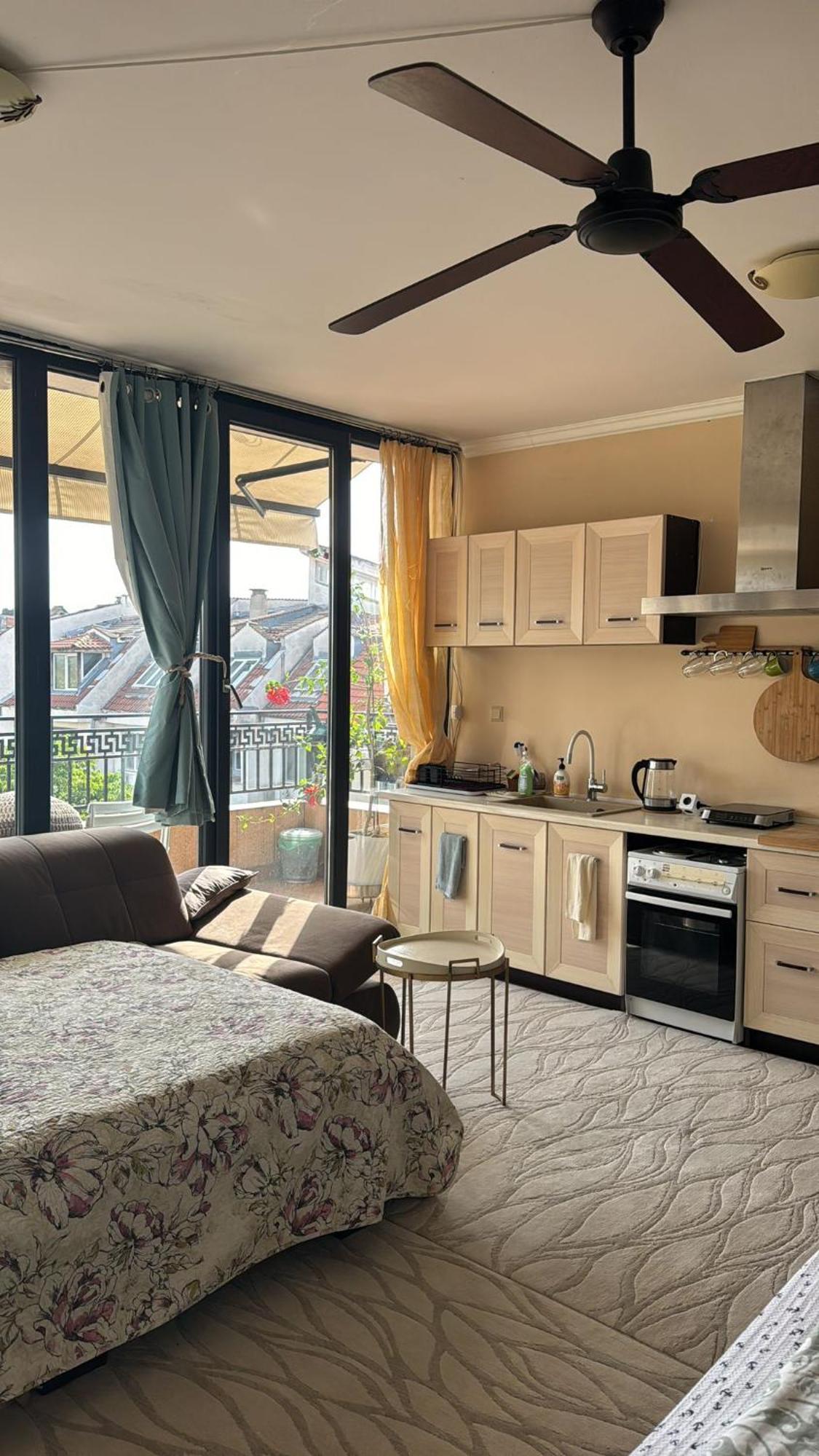 Downtown Central Apartment With Working Kitchen, City Views & Free Parking Kazanlŭk Esterno foto