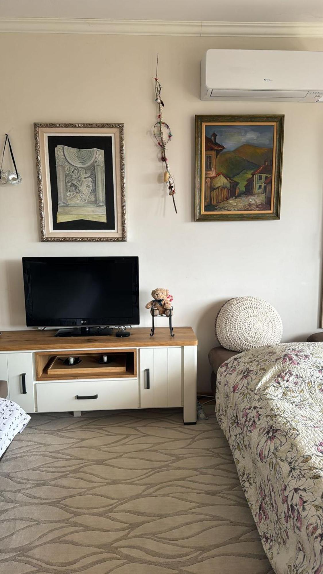 Downtown Central Apartment With Working Kitchen, City Views & Free Parking Kazanlŭk Esterno foto