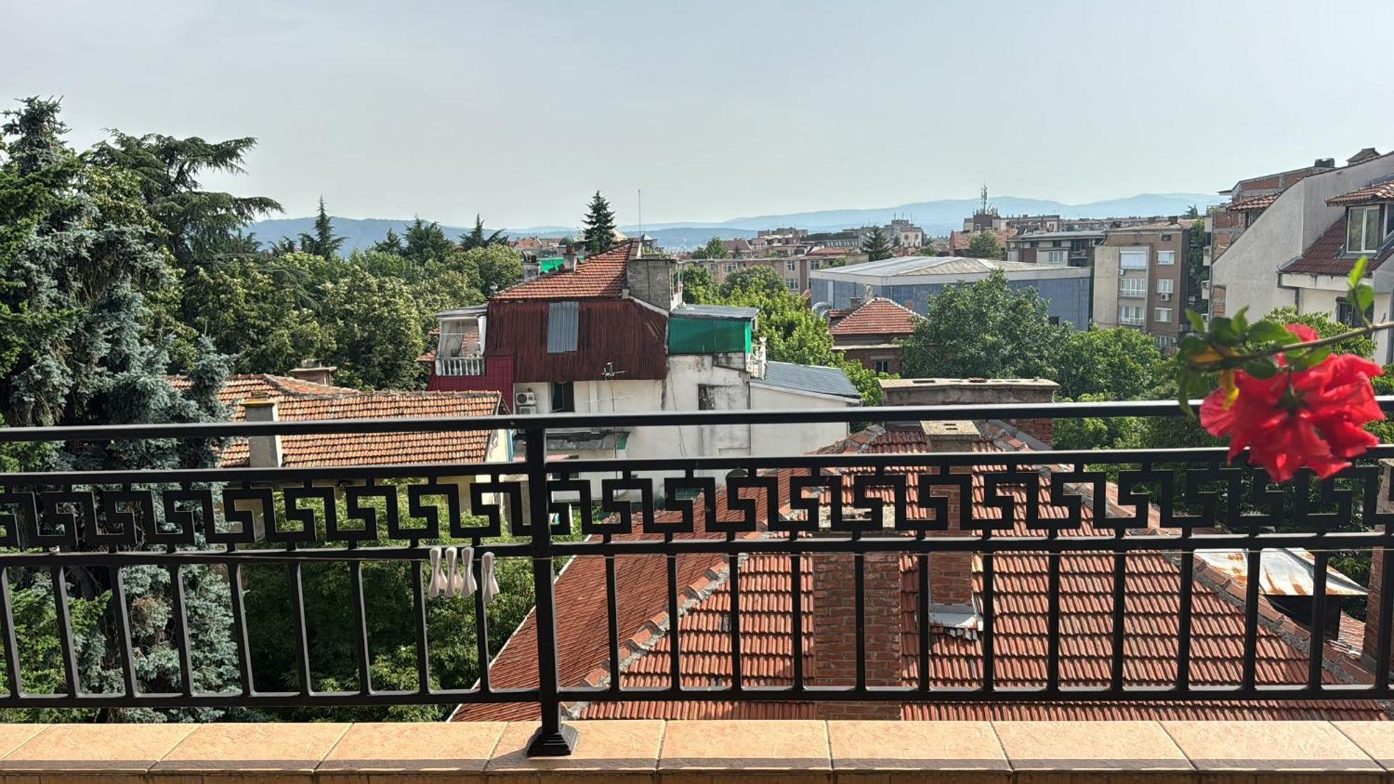 Downtown Central Apartment With Working Kitchen, City Views & Free Parking Kazanlŭk Esterno foto
