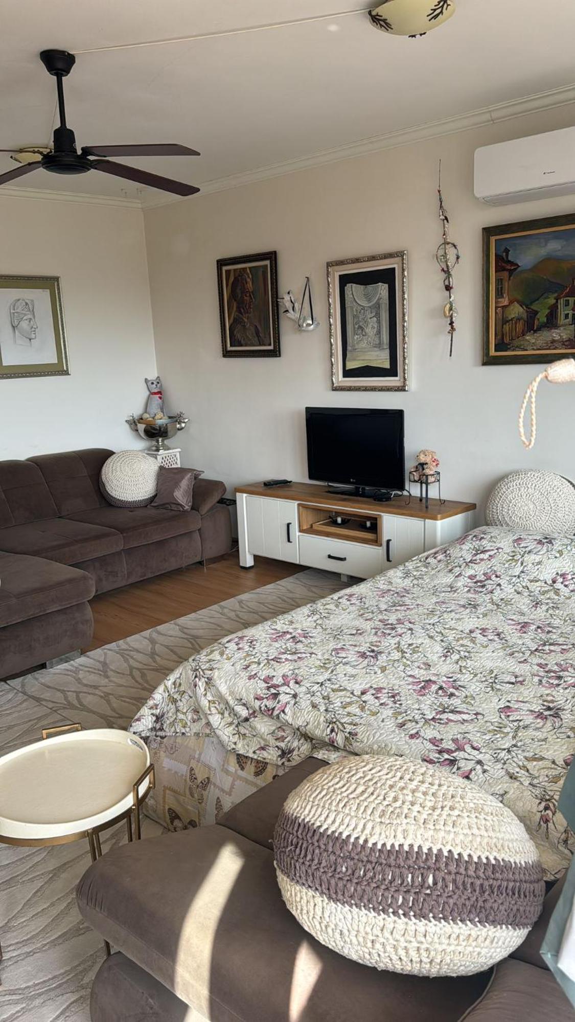 Downtown Central Apartment With Working Kitchen, City Views & Free Parking Kazanlŭk Esterno foto